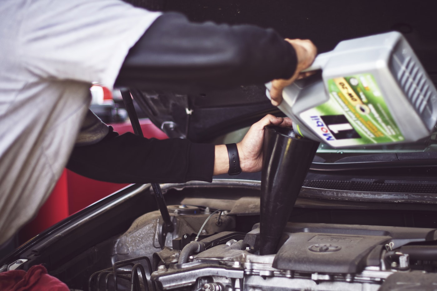 Onderhoud aan een motor in de werkplaats